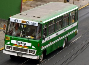 Típico ônibus de Lima - Crédito: Wikimedia Típico ônibus de Lima - Crédito: Wikimedia